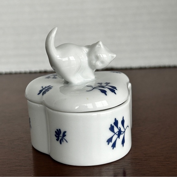 HEREND Porcelain Heart Trinket Box Blue White Floral with Cat Kitten Finial - Picture 7 of 14